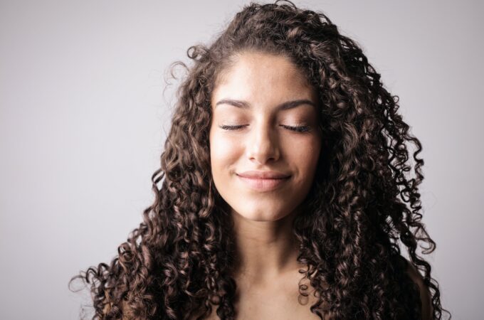 10 tipů, jak vyživit suché vlasy
